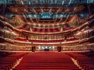 اپرا دبی (Dubai Opera): مرکز اصلی هنر و فرهنگ با معماری منحصربه‌فرد.