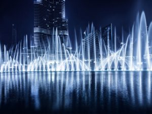 آب‌نمای دبی (The Dubai Fountain): بزرگ‌ترین سیستم آب‌نمای رقصنده در جهان.