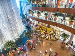 دبی مال (The Dubai Mall): بیش از ۱۲۰۰ فروشگاه، آکواریوم بزرگ دبی و پیست یخی.